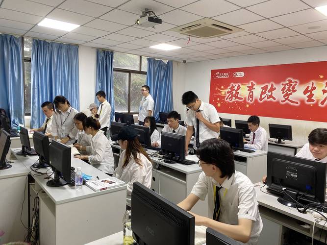 大學(xué)計(jì)算機(jī)專業(yè) vs 培訓(xùn)機(jī)構(gòu) 同為寫代碼，差距到底在哪？